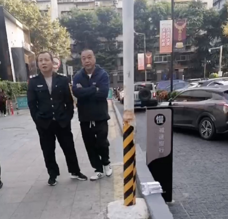 Ph&aacute;t hiện 7kg bạc nằm "bơ vơ" tr&ecirc;n vỉa h&egrave;- Ảnh 1.