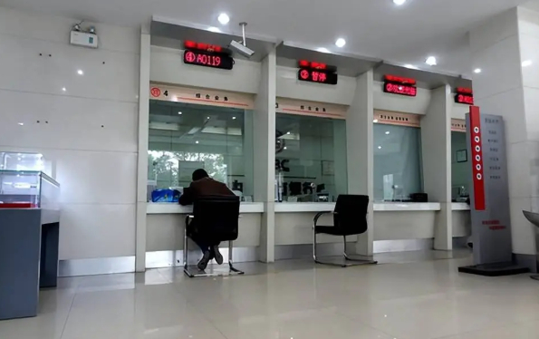 Người phụ nữ gửi tiết kiệm 2,8 tỷ đồng, v&agrave;i ph&uacute;t sau tiền bị chuyển sang t&agrave;i khoản kh&aacute;c, t&ograve;a khẳng định: &ldquo;Ng&acirc;n h&agrave;ng kh&ocirc;ng phải bồi thường&rdquo;- Ảnh 1.