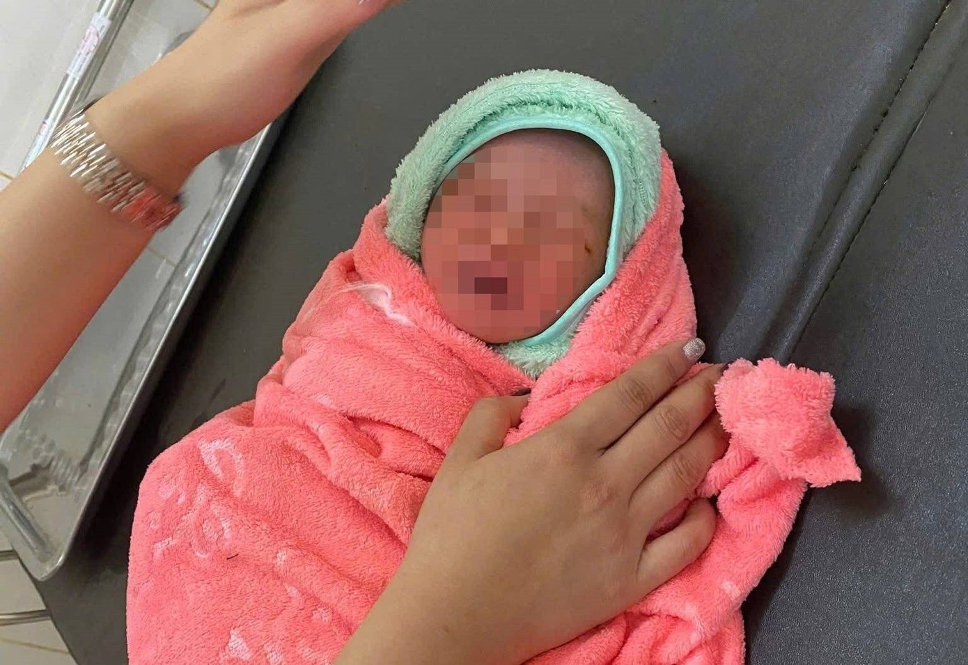 Diễn biến mới vụ b&eacute; g&aacute;i c&ograve;n nguy&ecirc;n d&acirc;y rốn, to&agrave;n th&acirc;n bị kiến bu giữa rẫy sầu ri&ecirc;ng- Ảnh 1.