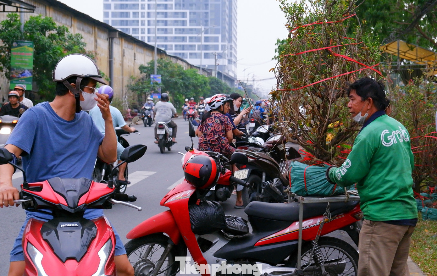 Tấp nập chợ hoa 'tr&ecirc;n bến dưới thuyền' duy nhất ở TPHCM- Ảnh 6.