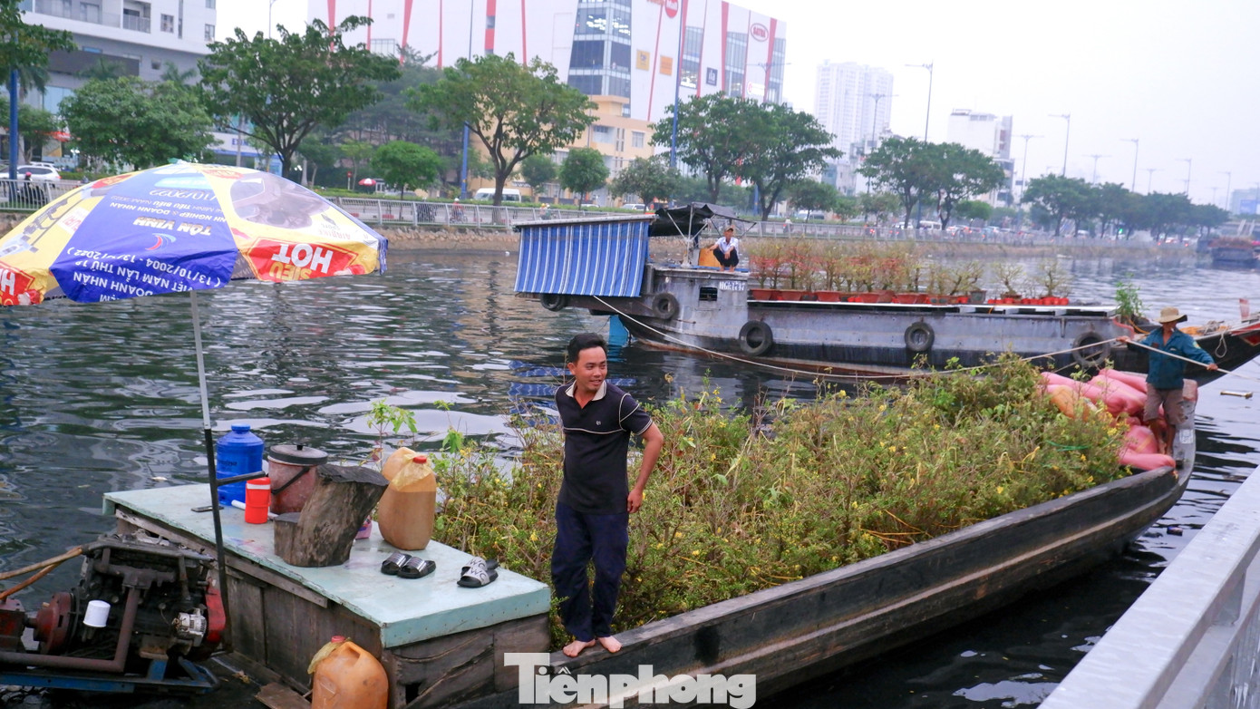 Tấp nập chợ hoa 'tr&ecirc;n bến dưới thuyền' duy nhất ở TPHCM- Ảnh 8.