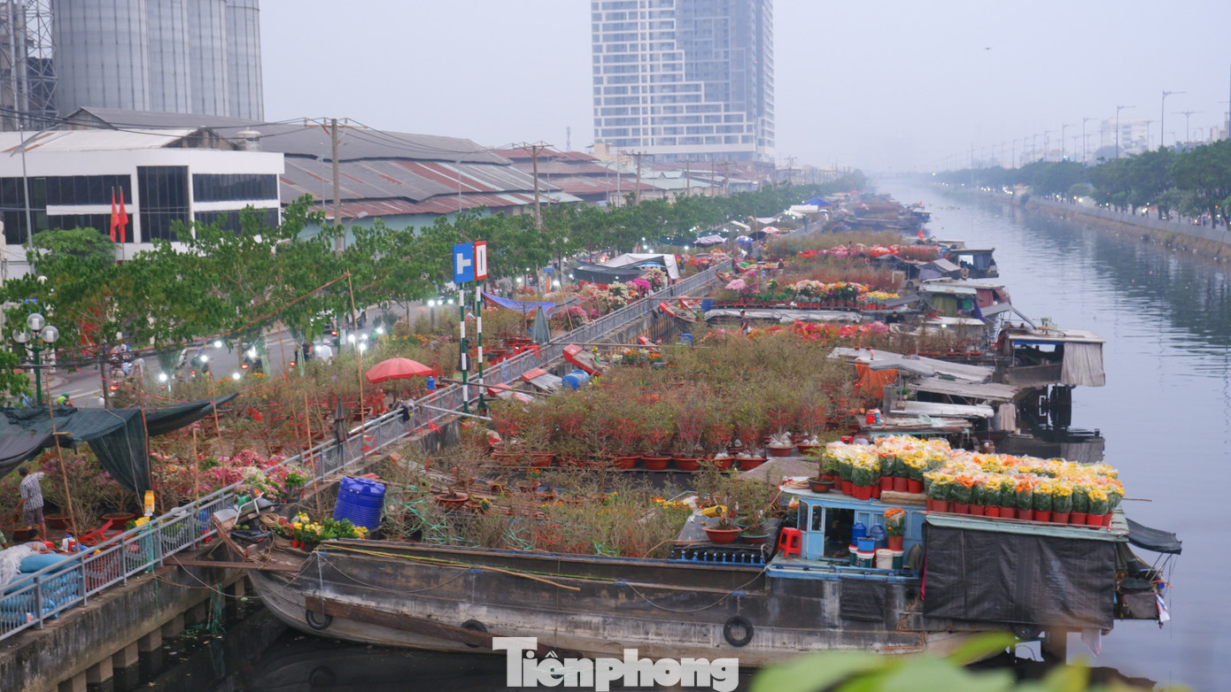 Tấp nập chợ hoa 'tr&ecirc;n bến dưới thuyền' duy nhất ở TPHCM- Ảnh 1.