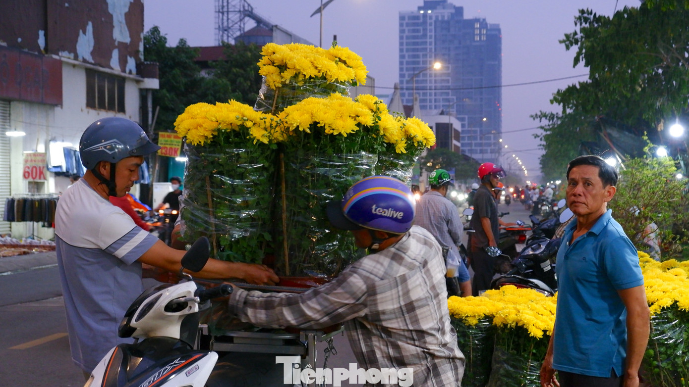 Tấp nập chợ hoa 'tr&ecirc;n bến dưới thuyền' duy nhất ở TPHCM- Ảnh 16.
