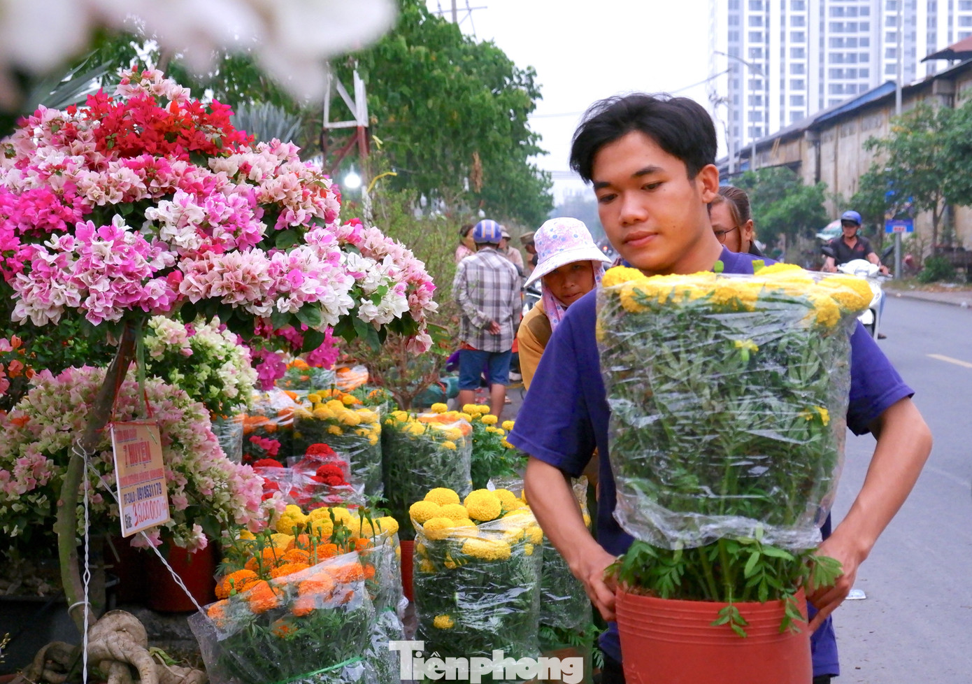 Tấp nập chợ hoa 'tr&ecirc;n bến dưới thuyền' duy nhất ở TPHCM- Ảnh 12.
