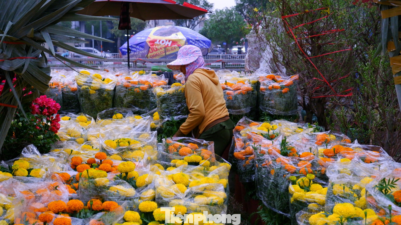 Tấp nập chợ hoa 'tr&ecirc;n bến dưới thuyền' duy nhất ở TPHCM- Ảnh 18.