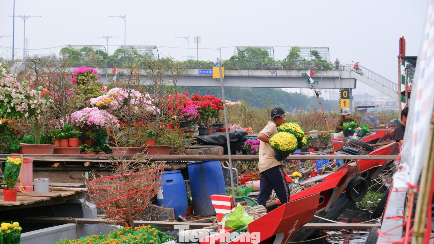 Tấp nập chợ hoa 'tr&ecirc;n bến dưới thuyền' duy nhất ở TPHCM- Ảnh 3.