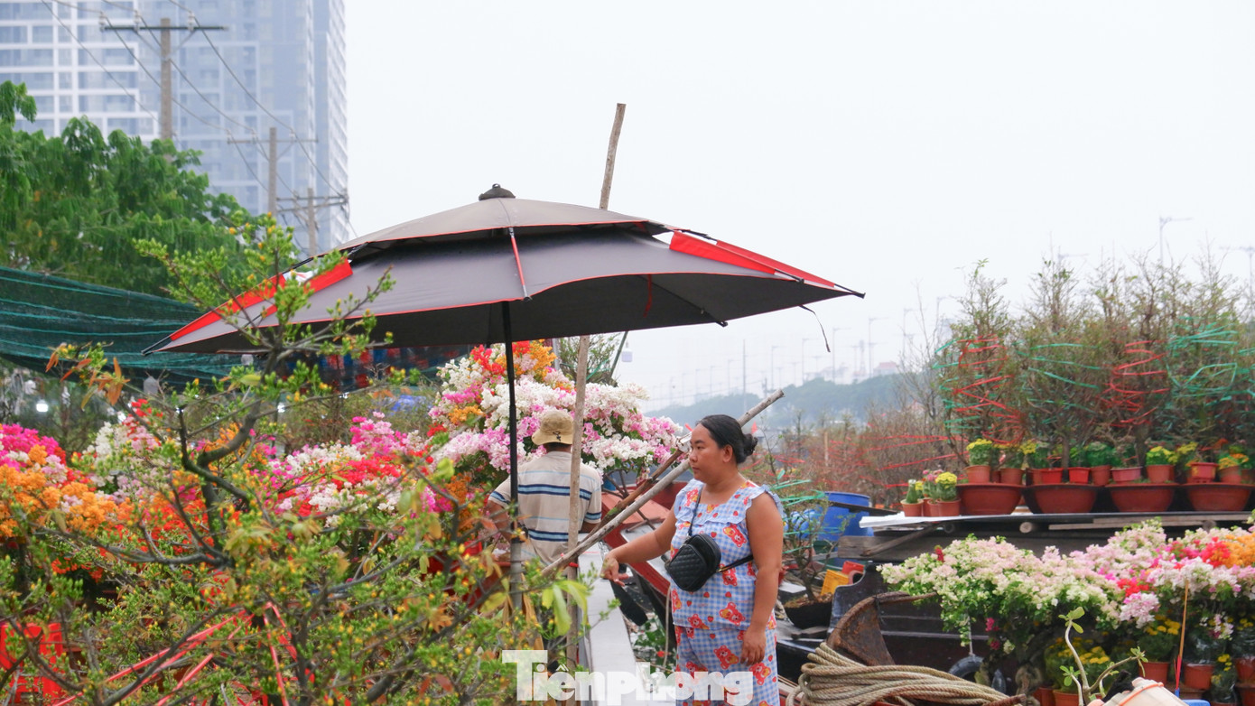 Tấp nập chợ hoa 'tr&ecirc;n bến dưới thuyền' duy nhất ở TPHCM- Ảnh 19.