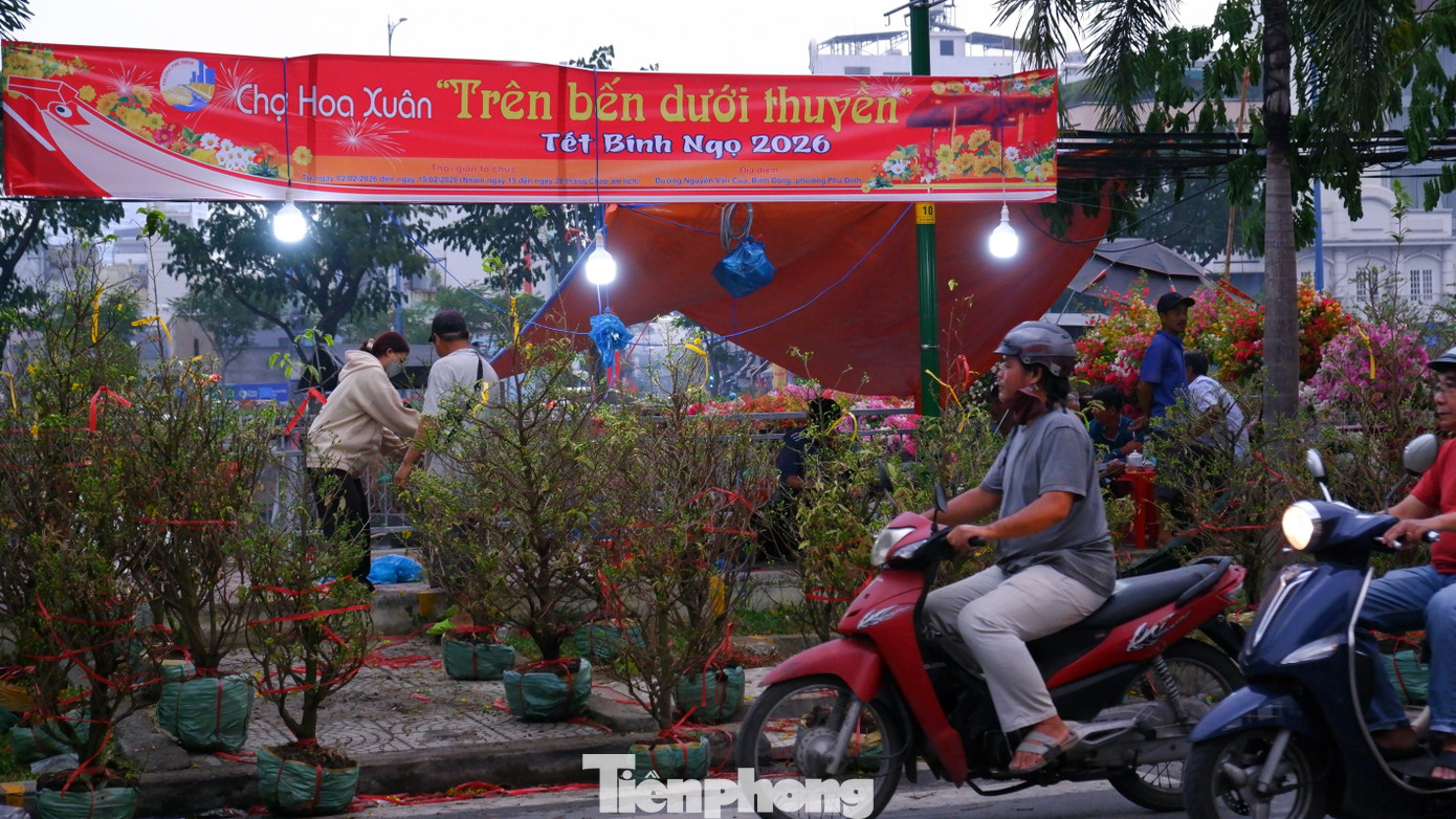 Tấp nập chợ hoa 'tr&ecirc;n bến dưới thuyền' duy nhất ở TPHCM- Ảnh 9.
