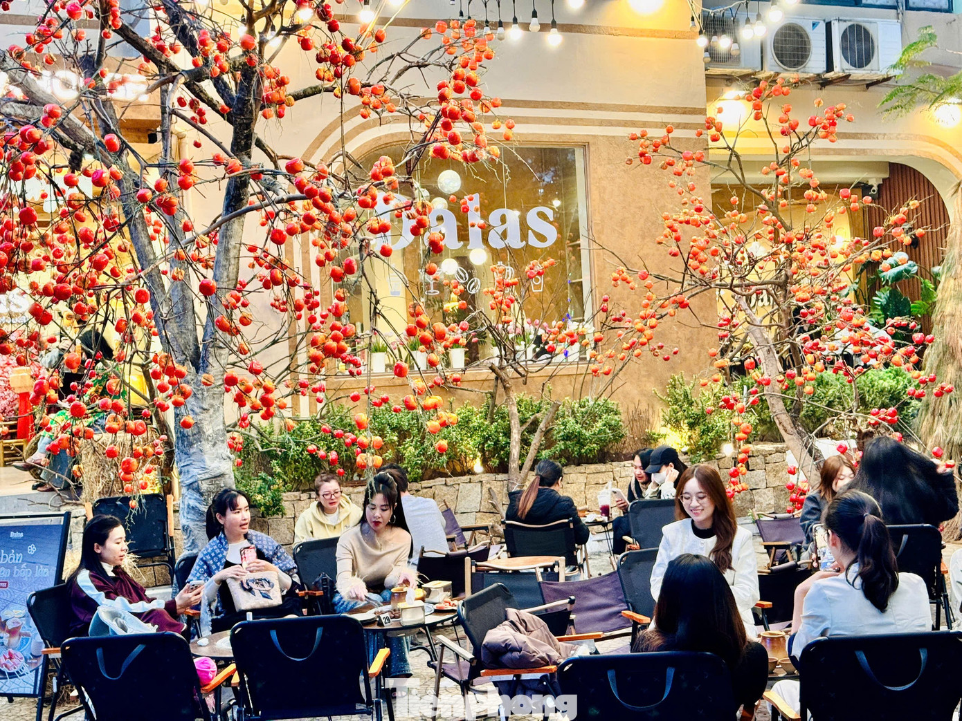 Giới trẻ Thủ đ&ocirc; check-in qu&aacute;n c&agrave; ph&ecirc; như &lsquo;phim trường Tết&rsquo;- Ảnh 6.