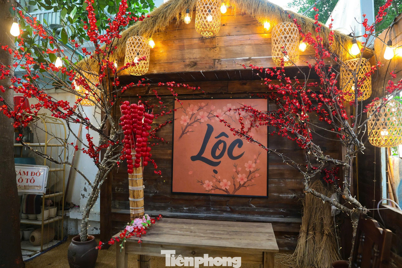 Giới trẻ Thủ đ&ocirc; check-in qu&aacute;n c&agrave; ph&ecirc; như &lsquo;phim trường Tết&rsquo;- Ảnh 5.