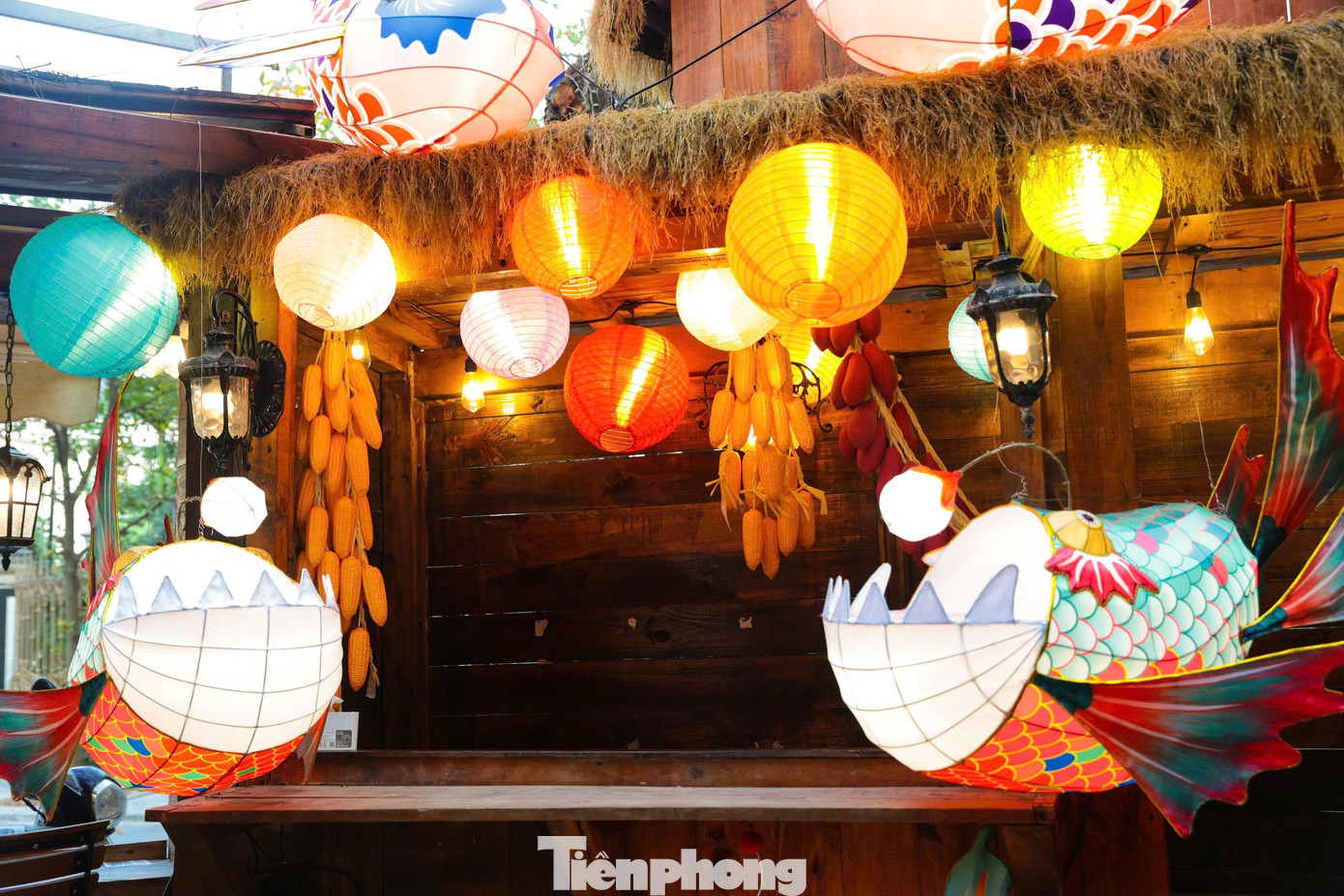 Giới trẻ Thủ đ&ocirc; check-in qu&aacute;n c&agrave; ph&ecirc; như &lsquo;phim trường Tết&rsquo;- Ảnh 3.