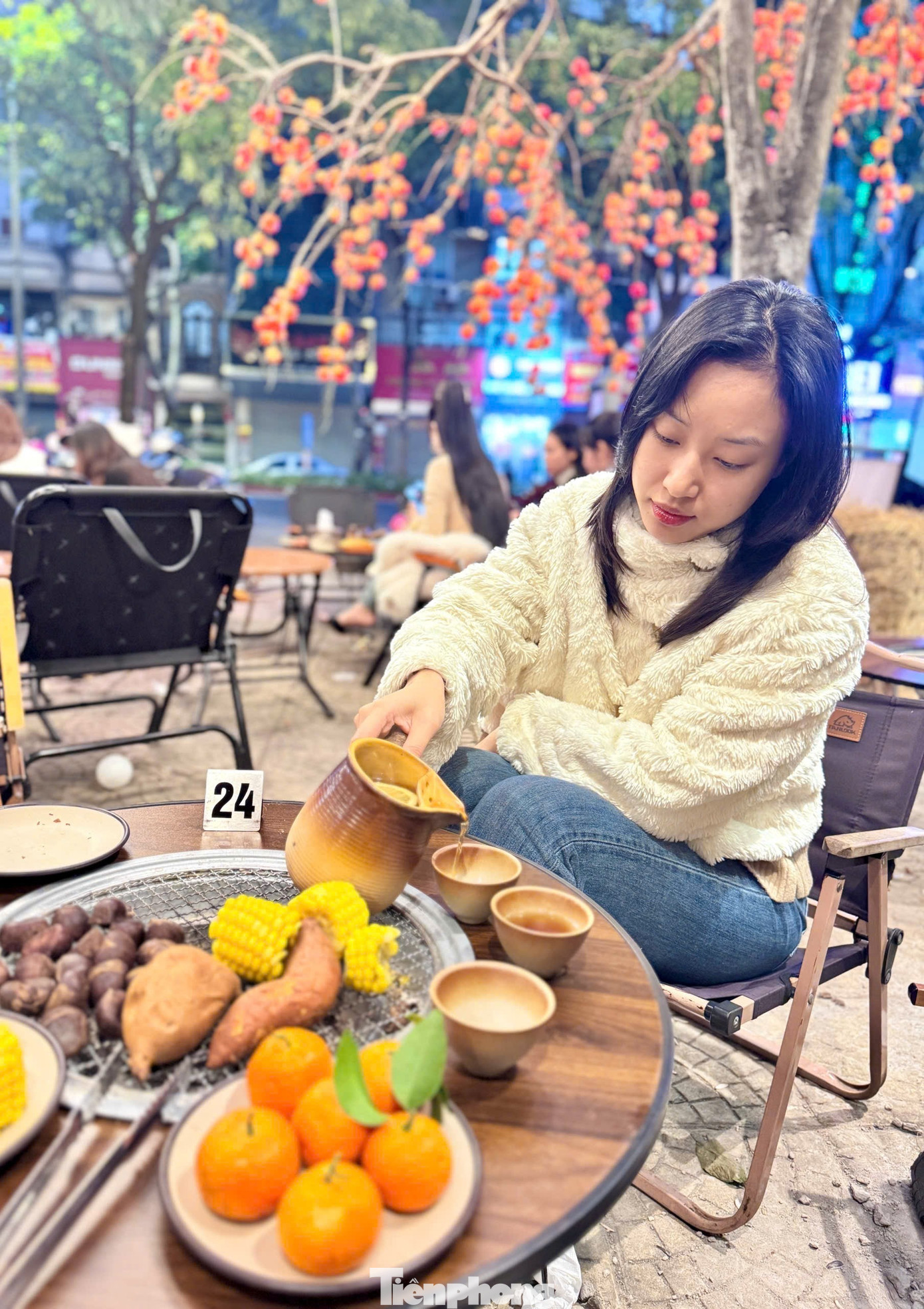 Giới trẻ Thủ đ&ocirc; check-in qu&aacute;n c&agrave; ph&ecirc; như &lsquo;phim trường Tết&rsquo;- Ảnh 11.