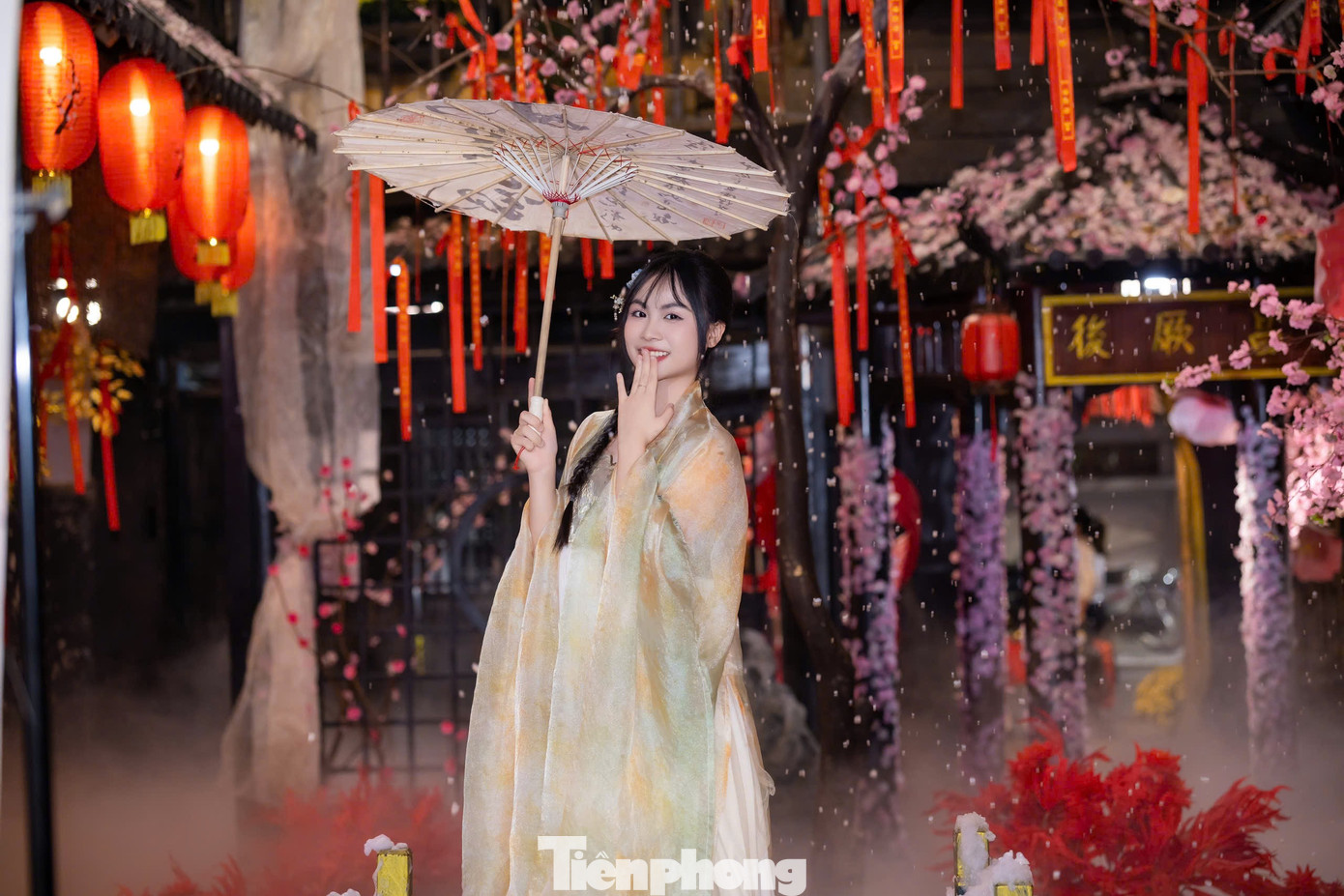 Giới trẻ Thủ đ&ocirc; check-in qu&aacute;n c&agrave; ph&ecirc; như &lsquo;phim trường Tết&rsquo;- Ảnh 12.