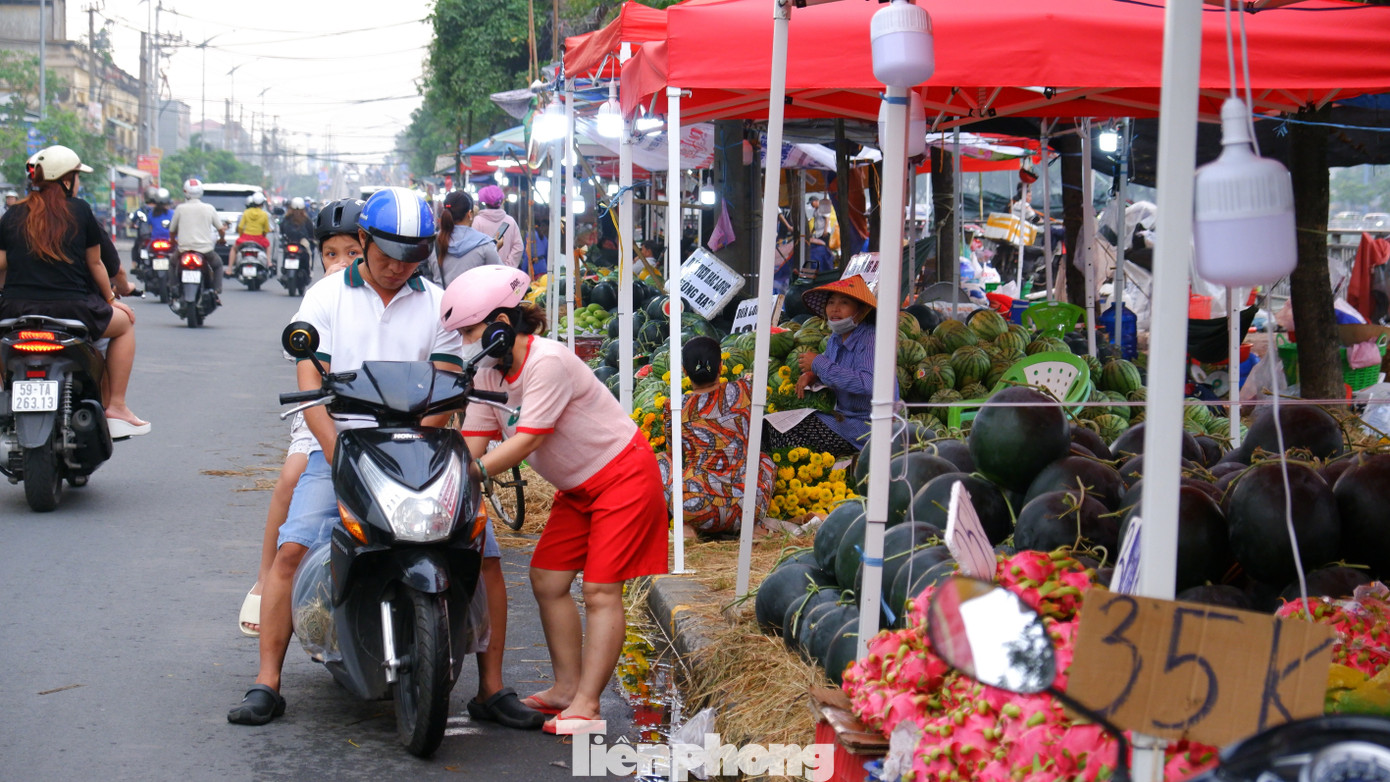 Tấp nập chợ hoa 'tr&ecirc;n bến dưới thuyền' duy nhất ở TPHCM- Ảnh 11.