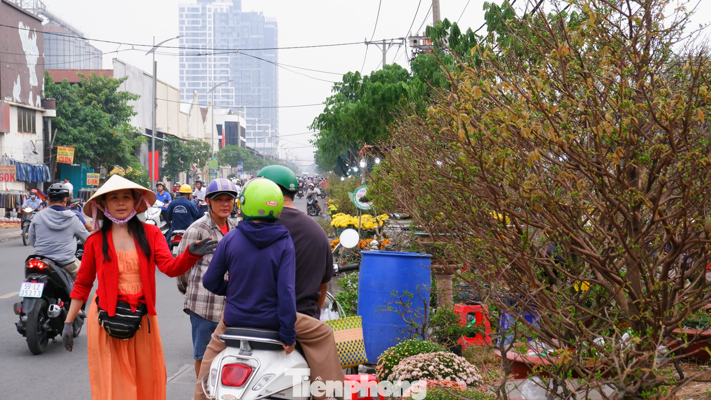 Tấp nập chợ hoa 'tr&ecirc;n bến dưới thuyền' duy nhất ở TPHCM- Ảnh 4.