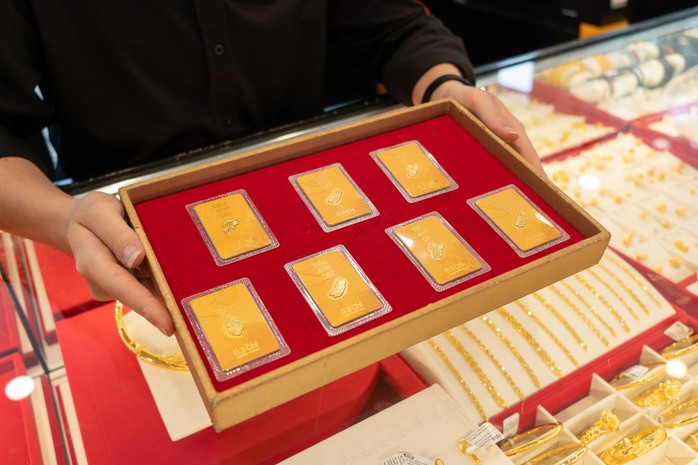 S&aacute;ng 12-2, gi&aacute; v&agrave;ng miếng SJC tr&ecirc;n thị trường tự do thấp hơn trong ng&acirc;n h&agrave;ng, c&ocirc;ng ty v&agrave;ng- Ảnh 1.