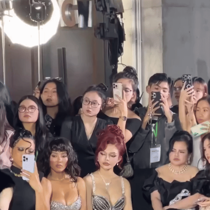 Thực hư chuyện c&ocirc; d&acirc;u T&acirc;y Ninh trong đ&aacute;m cưới trăm tỷ đi lựa v&aacute;y cưới phải đứng chen ch&uacute;c, khổ sở- Ảnh 4.