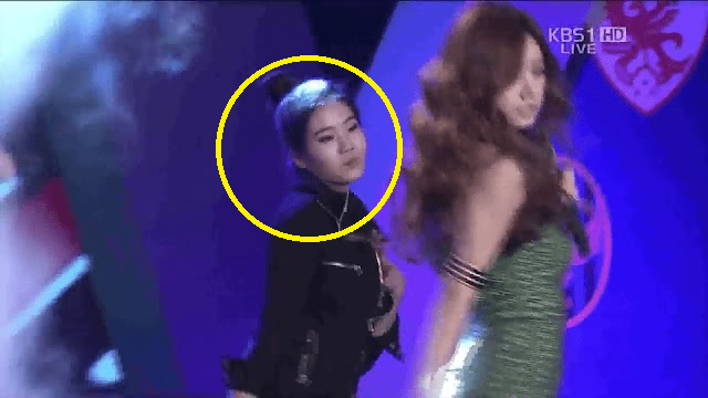 Nữ thần Waterbomb che mũi v&igrave; 