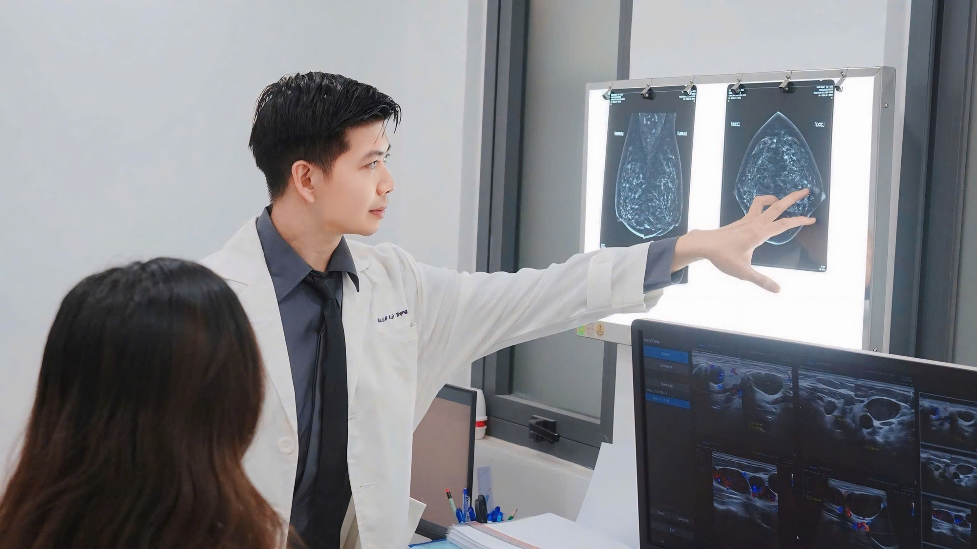 Vị b&aacute;c sĩ &ldquo;hot boy&rdquo; livestream mỗi đ&ecirc;m v&agrave; l&yacute; do đặc biệt ph&iacute;a sau- Ảnh 1.