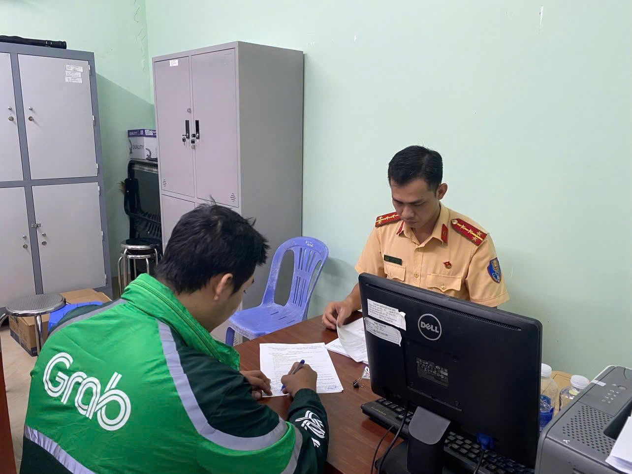 Xử phạt người đăng clip TikTok sử dụng h&igrave;nh ảnh CSGT TPHCM tr&aacute;i quy định- Ảnh 1.