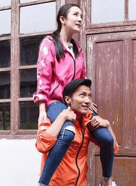 T&igrave;nh cũ kh&ocirc;ng rủ cũng tới: Bắt gặp Dương Mịch c&ocirc;ng khai nh&igrave;n Tạ Đ&igrave;nh Phong đắm đuối, chuyện qu&aacute; khứ bỗng hot lại?- Ảnh 8.