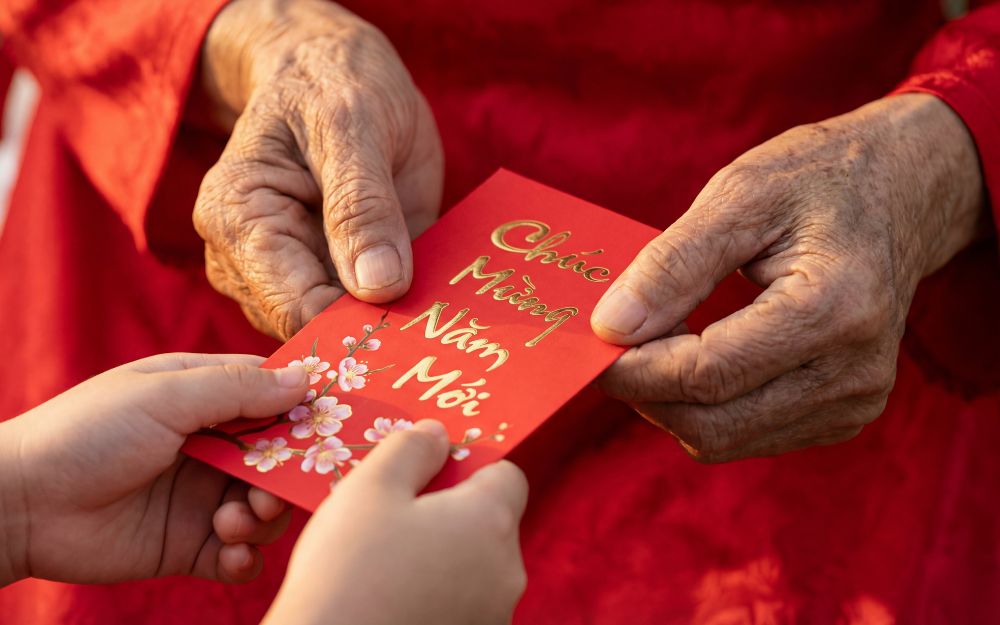 C&ugrave;ng l&agrave; ch&aacute;u, b&agrave; ngoại mừng tuổi 28 triệu đồng, b&agrave; nội 700.000 đồng: Sự ch&ecirc;nh lệch l&igrave; x&igrave; l&agrave;m tổn thương ai?- Ảnh 1.