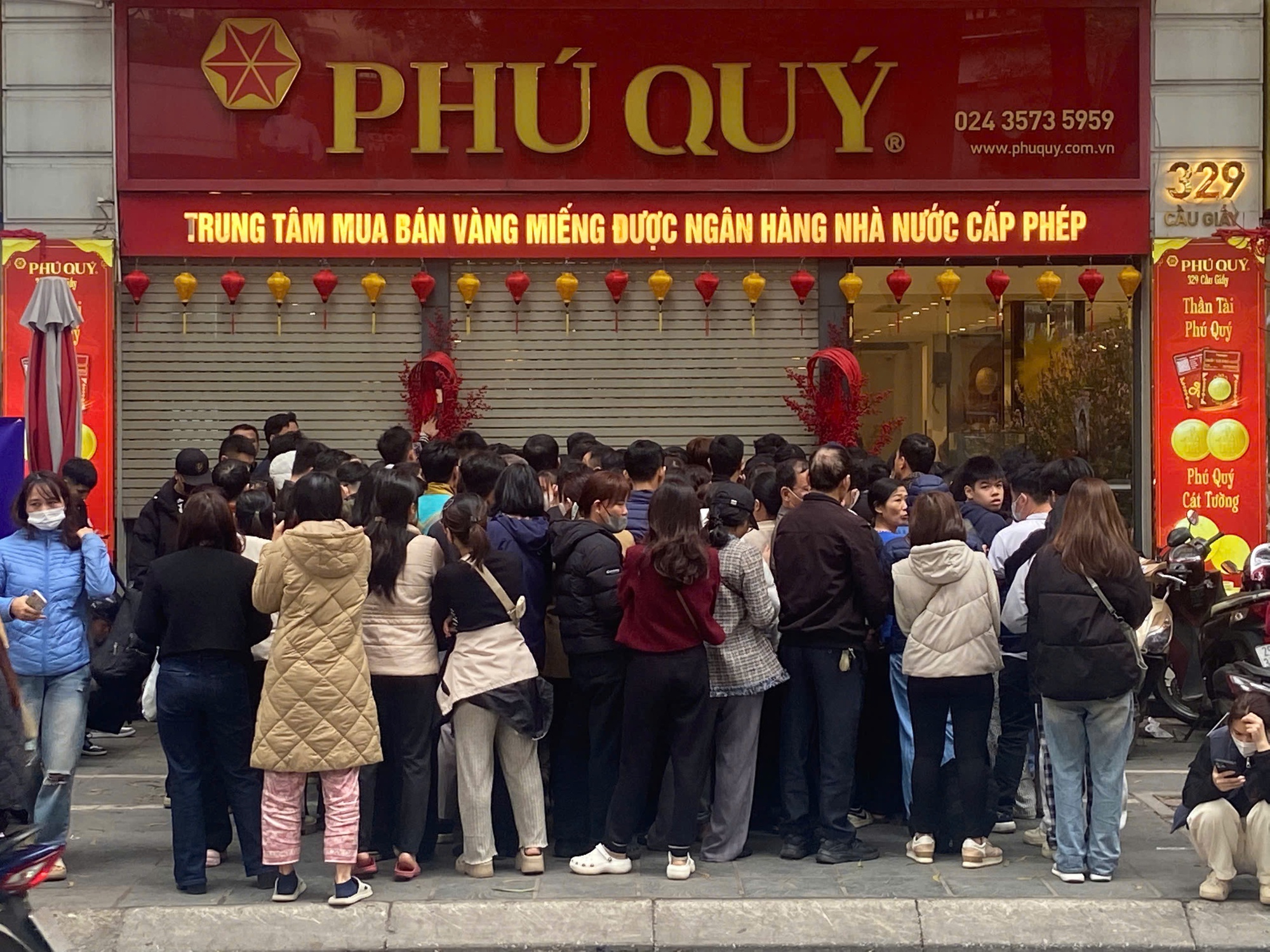 Tiệm vàng hôm nay: Dân văn phòng xin nghỉ Tết sớm đi mua vàng, xếp hàng từ sáng, đông như siêu thị- Ảnh 1. Tiệm vàng hôm nay: Dân văn phòng xin nghỉ Tết sớm đi mua vàng, xếp hàng từ sáng, đông như siêu thị- Ảnh 1.