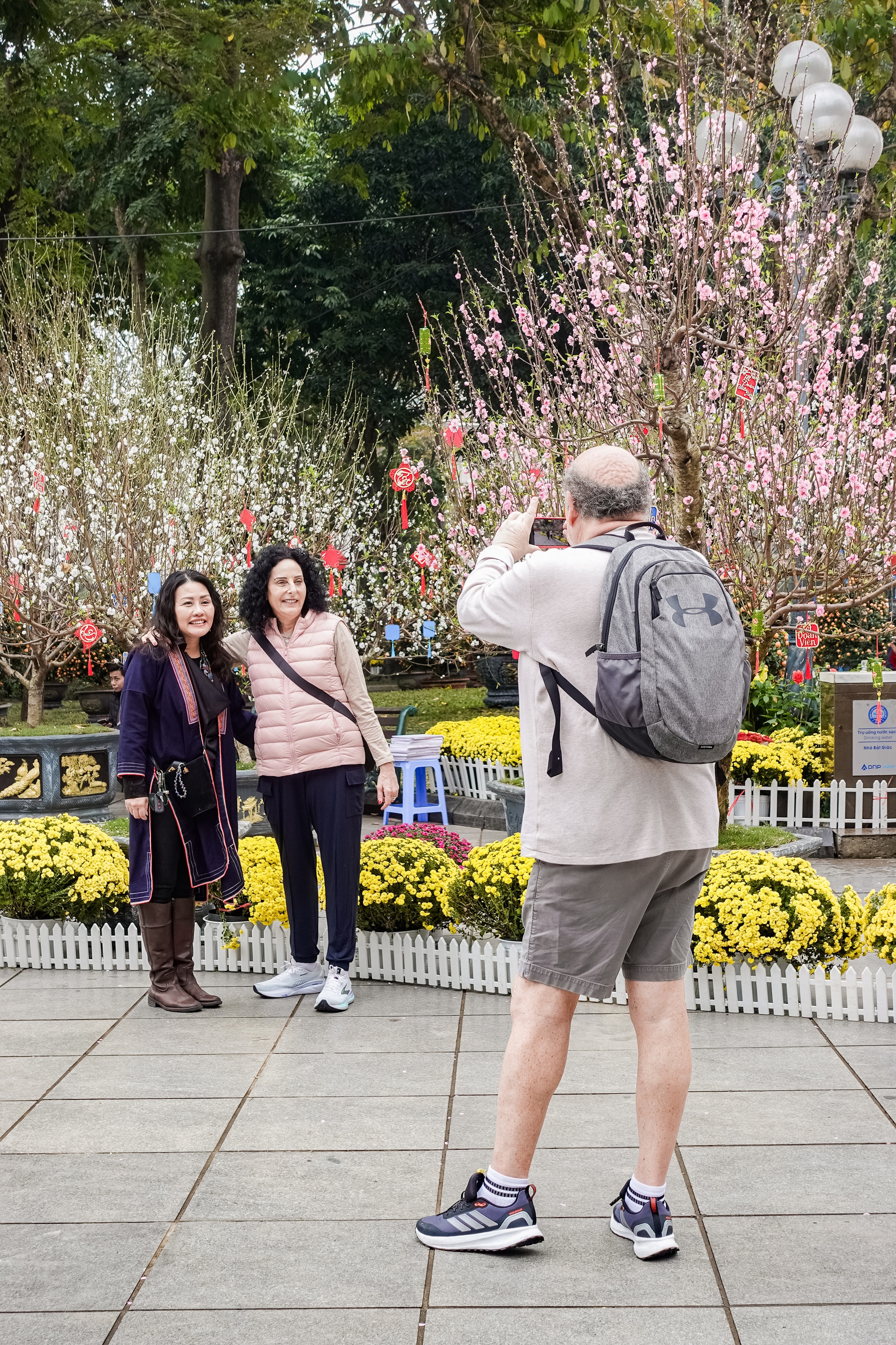 Kh&aacute;ch T&acirc;y ngỡ ng&agrave;ng trước vườn đ&agrave;o lớn chưa từng c&oacute; nằm ngay giữa trung t&acirc;m H&agrave; Nội- Ảnh 1.
