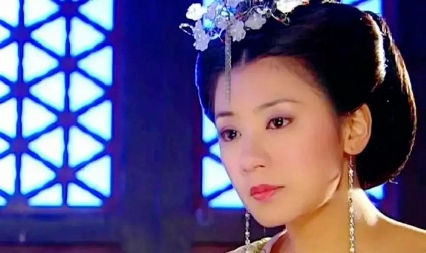 51 tuổi m&agrave; như 30 thế n&agrave;y th&igrave; chịu lu&ocirc;n đấy: Mỹ nh&acirc;n đ&uacute;ng l&agrave; mỹ nh&acirc;n, nghịch l&yacute; c&agrave;ng c&oacute; tuổi c&agrave;ng đẹp- Ảnh 5.