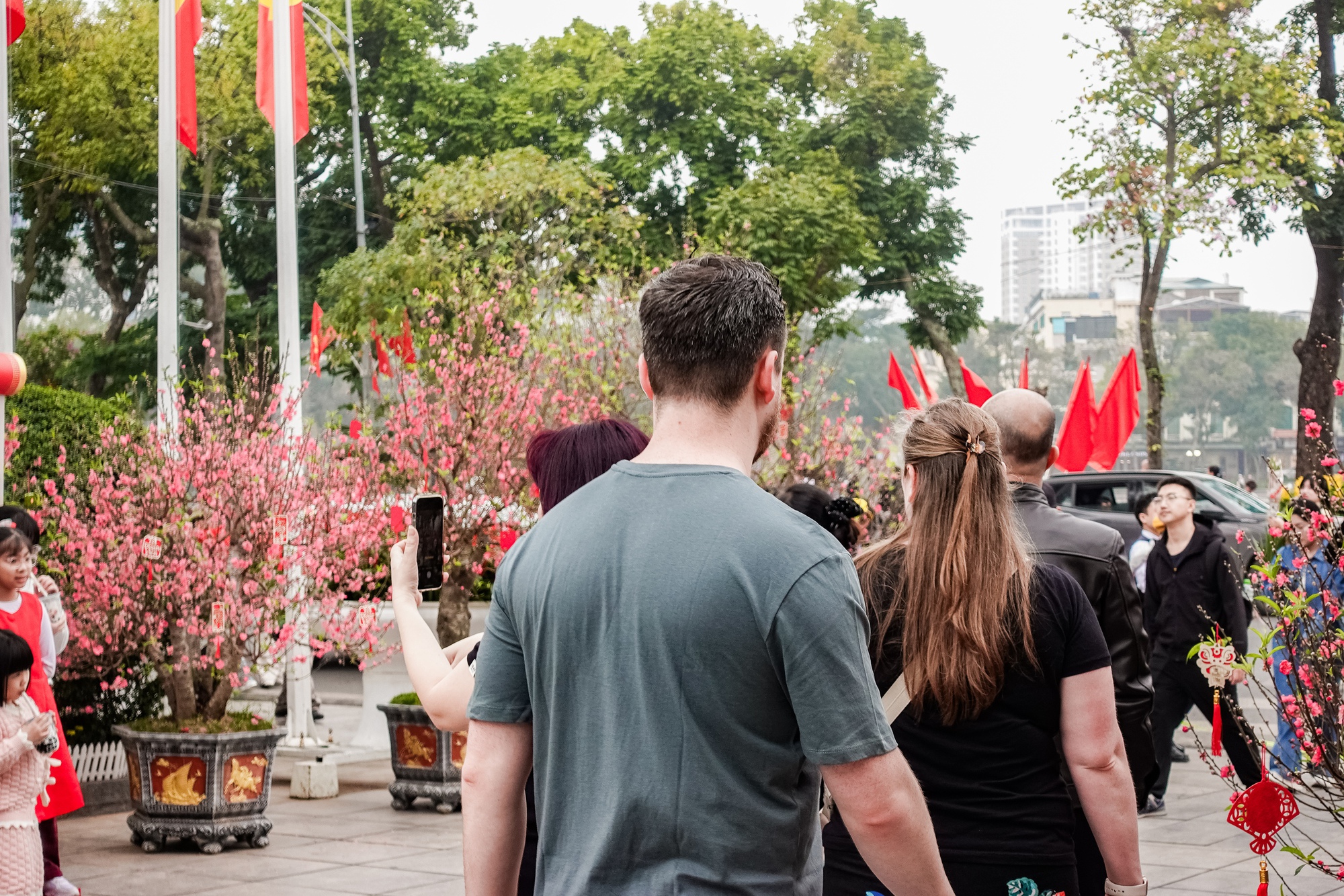Kh&aacute;ch T&acirc;y ngỡ ng&agrave;ng trước vườn đ&agrave;o lớn chưa từng c&oacute; nằm ngay giữa trung t&acirc;m H&agrave; Nội- Ảnh 17.