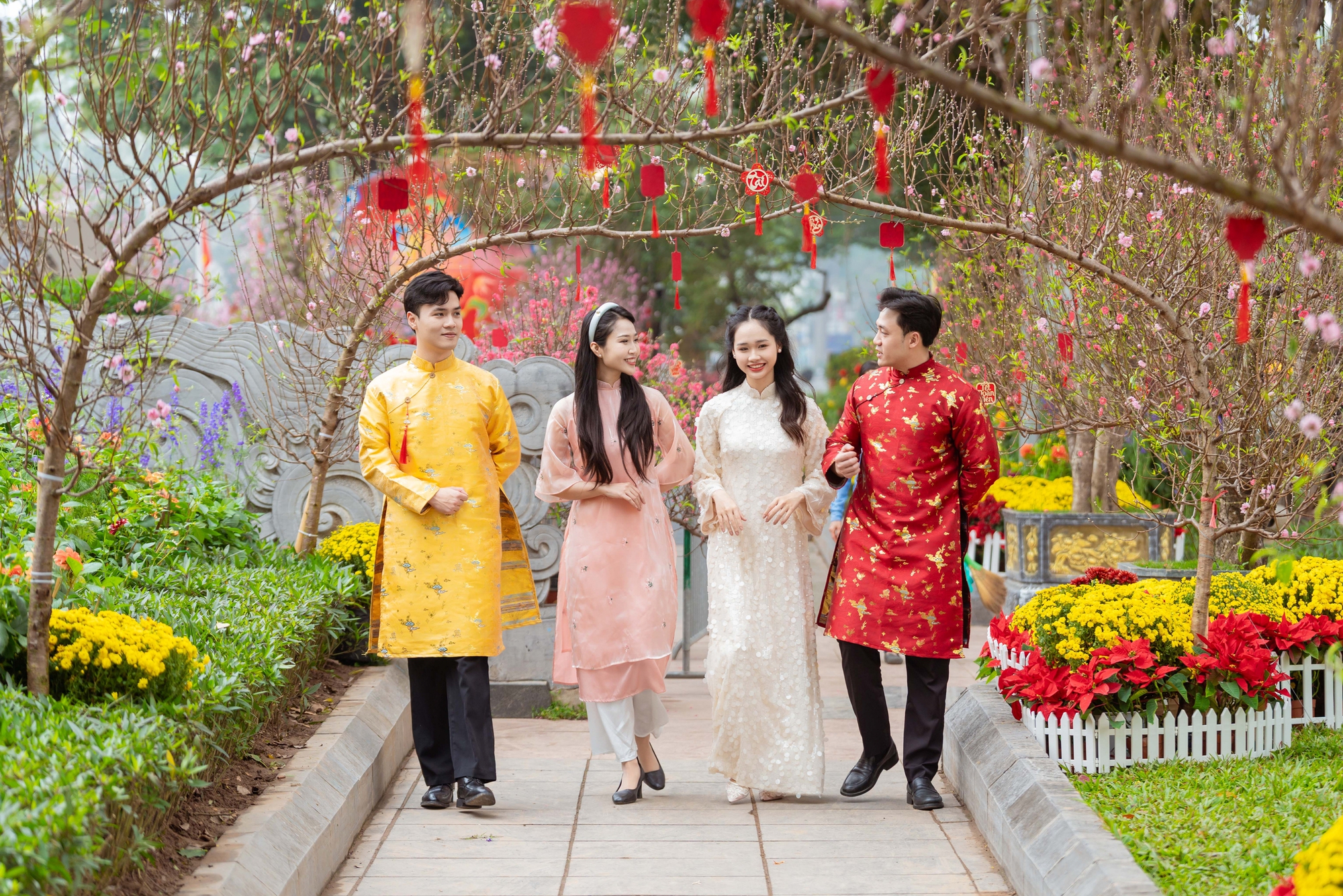 Kh&aacute;ch T&acirc;y ngỡ ng&agrave;ng trước vườn đ&agrave;o lớn chưa từng c&oacute; nằm ngay giữa trung t&acirc;m H&agrave; Nội- Ảnh 19.