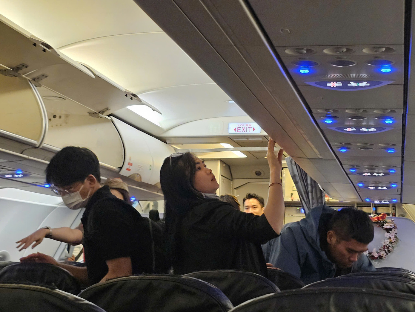 H&agrave;nh kh&aacute;ch xuy&ecirc;n đ&ecirc;m tại s&acirc;n bay T&acirc;n Sơn Nhất- Ảnh 8.