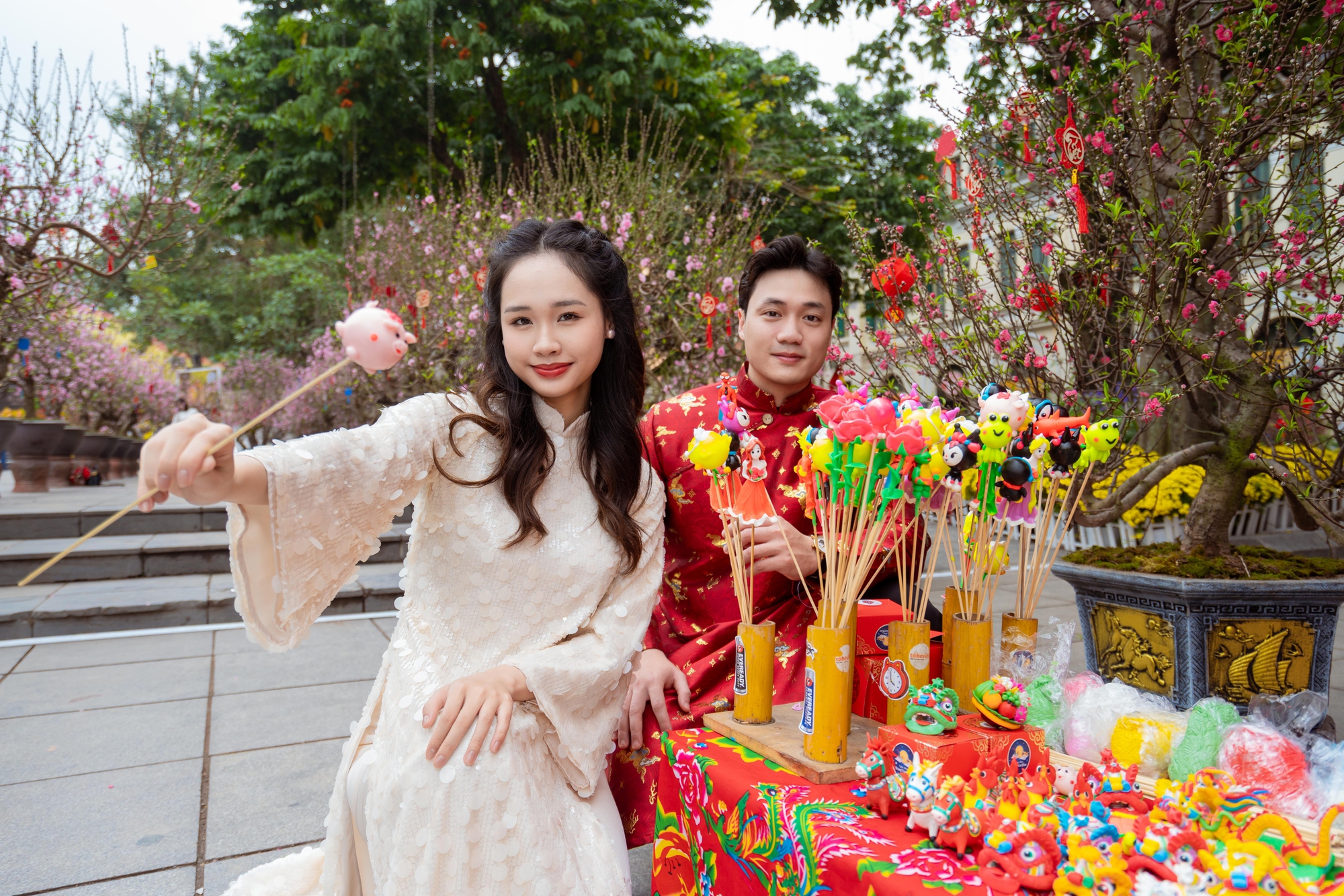 Kh&aacute;ch T&acirc;y ngỡ ng&agrave;ng trước vườn đ&agrave;o lớn chưa từng c&oacute; nằm ngay giữa trung t&acirc;m H&agrave; Nội- Ảnh 18.