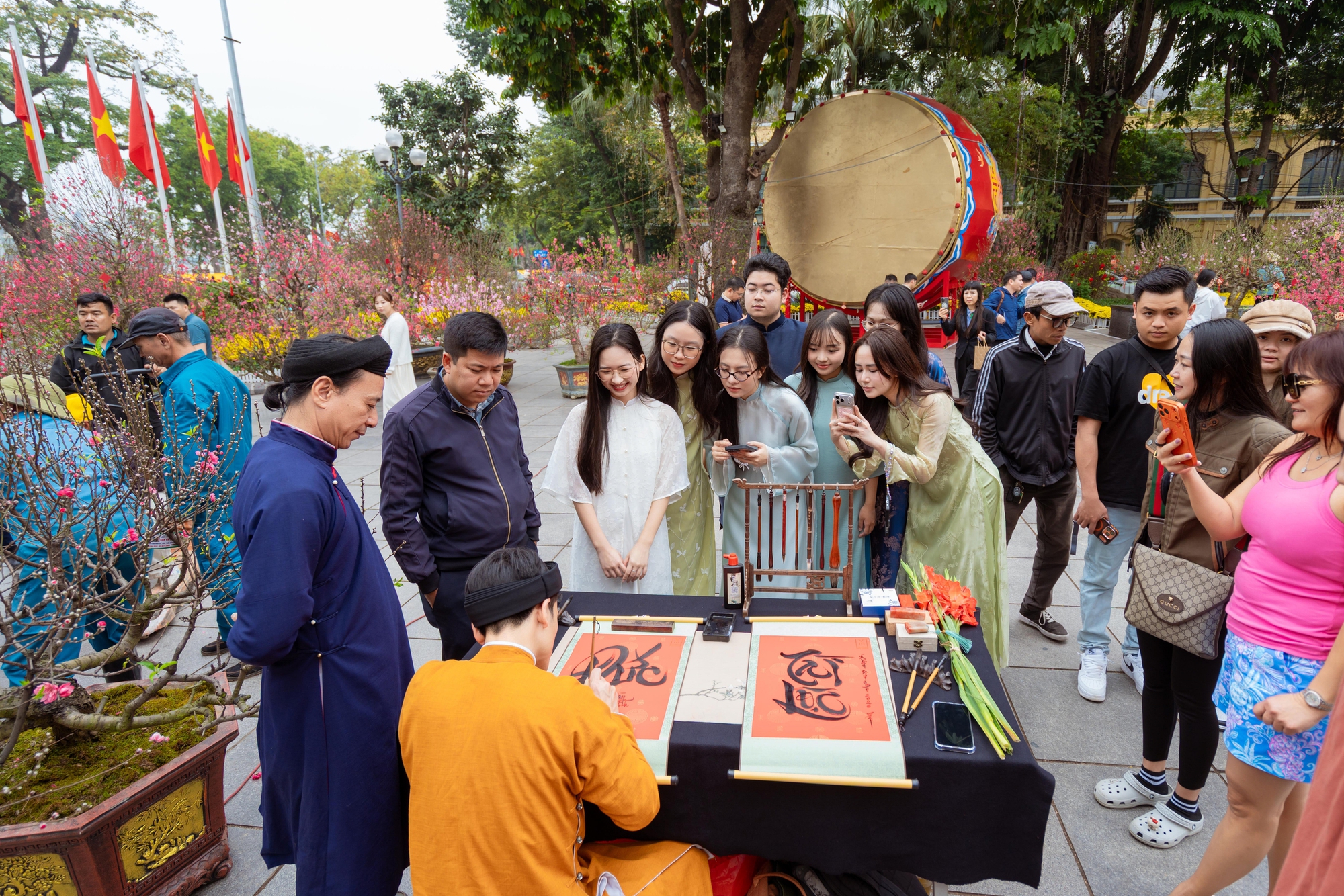 Kh&aacute;ch T&acirc;y ngỡ ng&agrave;ng trước vườn đ&agrave;o lớn chưa từng c&oacute; nằm ngay giữa trung t&acirc;m H&agrave; Nội- Ảnh 21.