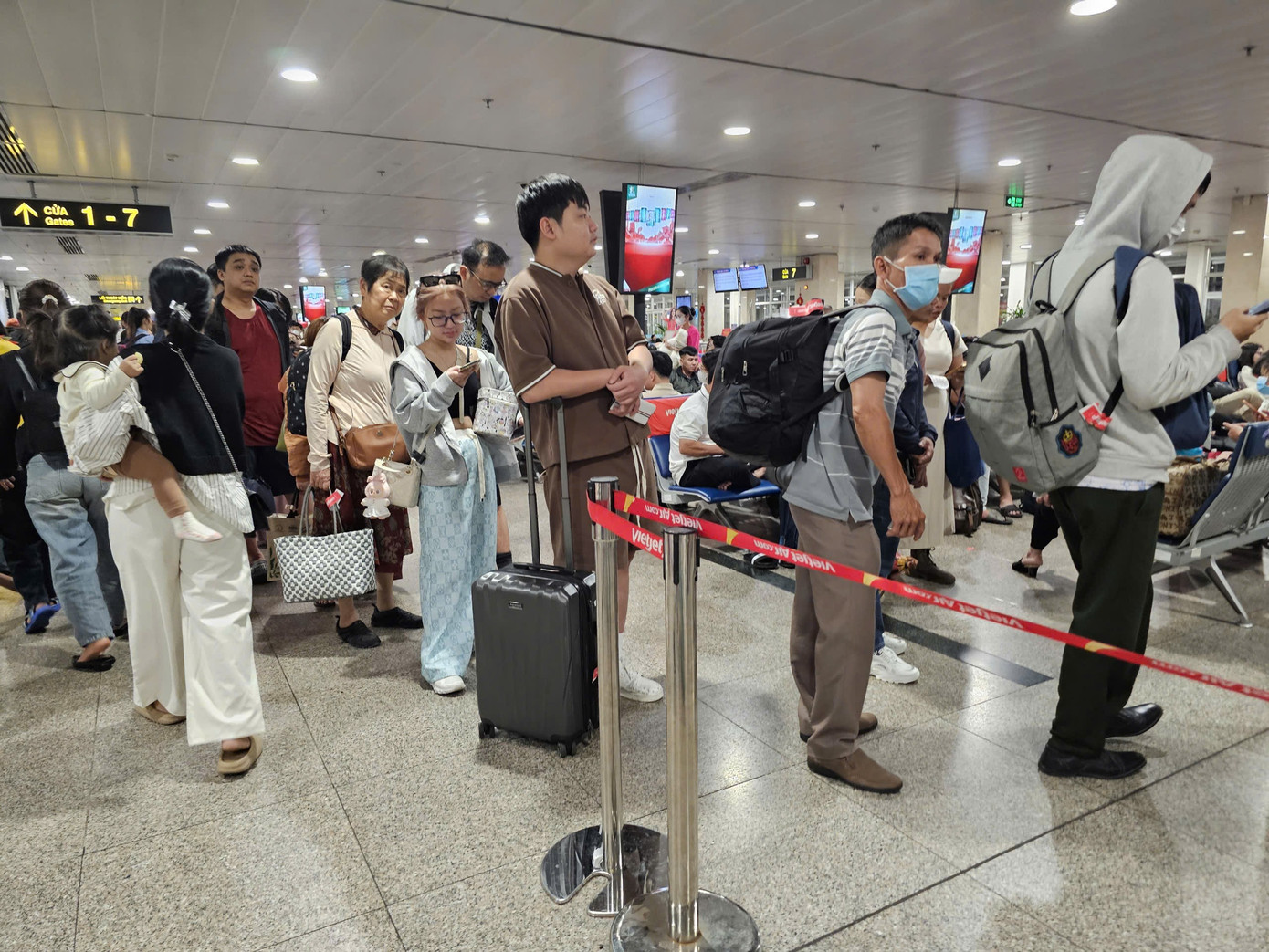 H&agrave;nh kh&aacute;ch xuy&ecirc;n đ&ecirc;m tại s&acirc;n bay T&acirc;n Sơn Nhất- Ảnh 2.