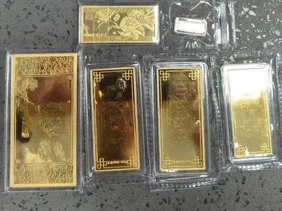 Ph&aacute;t hiện 6 thỏi v&agrave;ng trị gi&aacute; 860 triệu đồng trong g&oacute;i h&agrave;ng ship, c&ocirc;ng an sử dụng nhiều biện ph&aacute;p nghiệp vụ v&agrave;o cuộc- Ảnh 1.