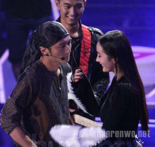 T&igrave;nh cũ kh&ocirc;ng rủ cũng tới: Bắt gặp Dương Mịch c&ocirc;ng khai nh&igrave;n Tạ Đ&igrave;nh Phong đắm đuối, chuyện qu&aacute; khứ bỗng hot lại?- Ảnh 9.