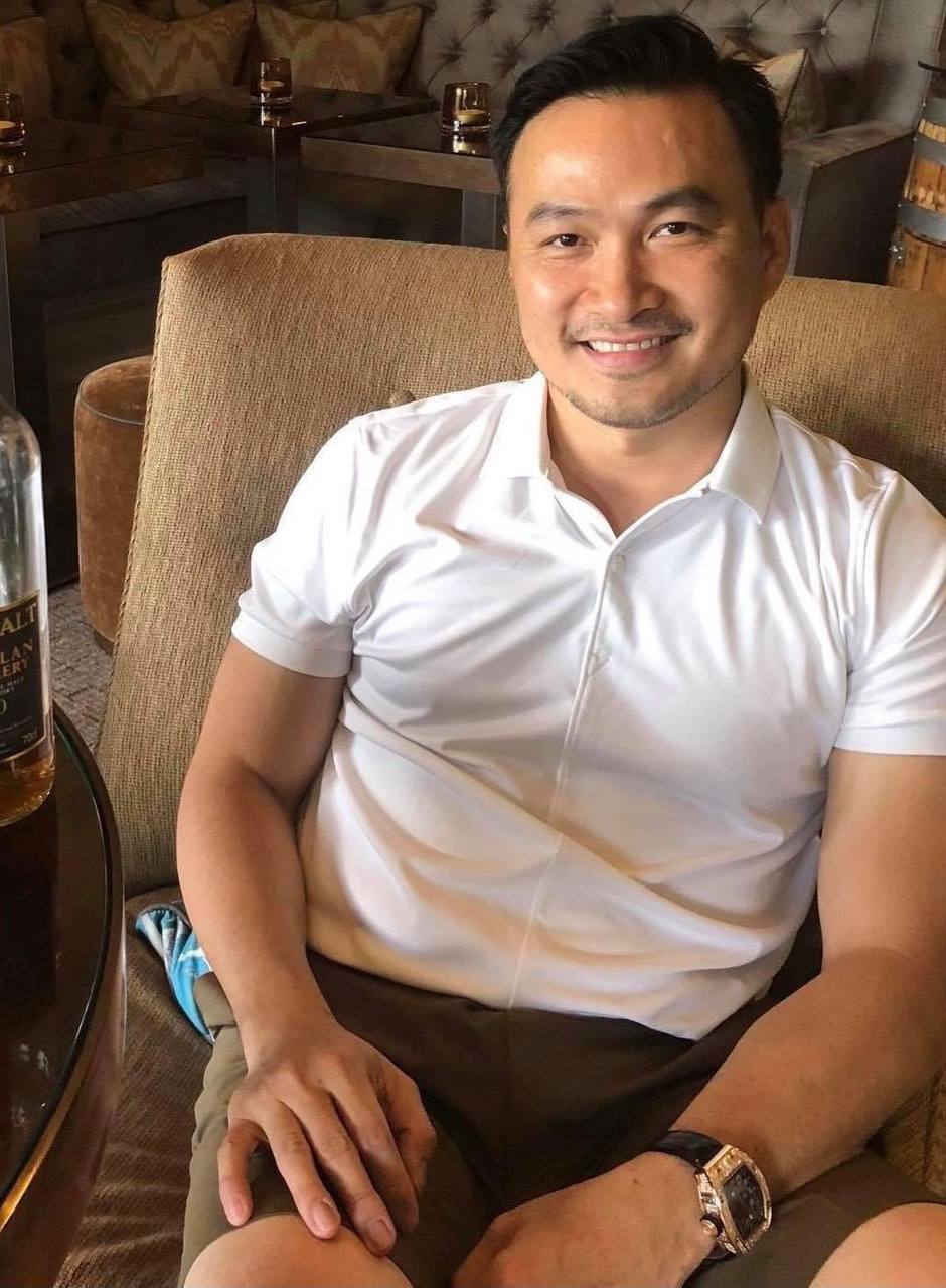 Nam nghệ sĩ cưới vợ đại gia kém 16 tuổi, bỏ showbiz, làm giám đốc bảo tàng, biệt thự trải khắp TP. Hồ Chí Minh- Ảnh 1.