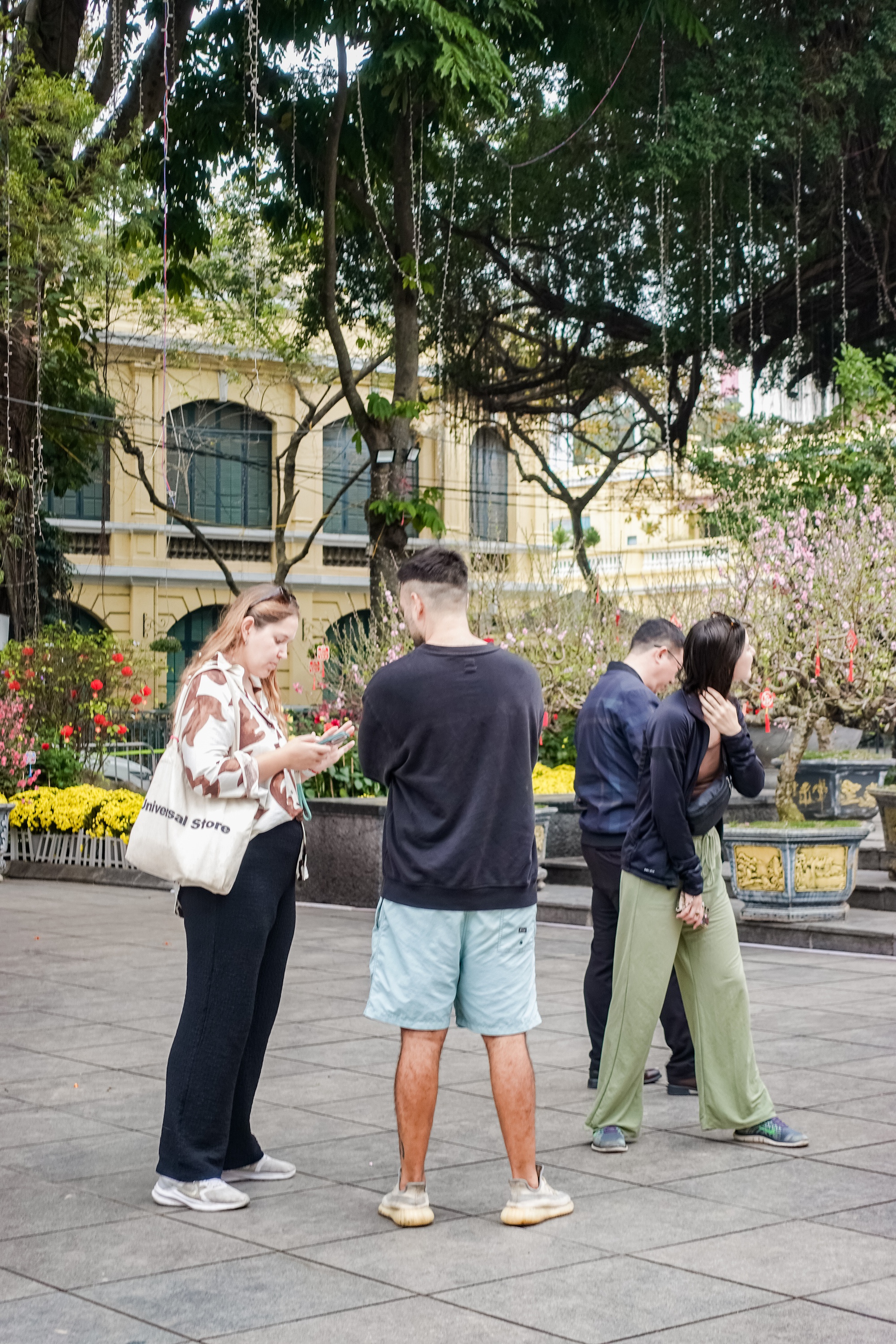 Kh&aacute;ch T&acirc;y ngỡ ng&agrave;ng trước vườn đ&agrave;o lớn chưa từng c&oacute; nằm ngay giữa trung t&acirc;m H&agrave; Nội- Ảnh 3.