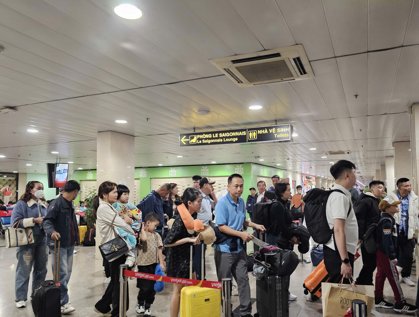 H&agrave;nh kh&aacute;ch xuy&ecirc;n đ&ecirc;m tại s&acirc;n bay T&acirc;n Sơn Nhất- Ảnh 3.