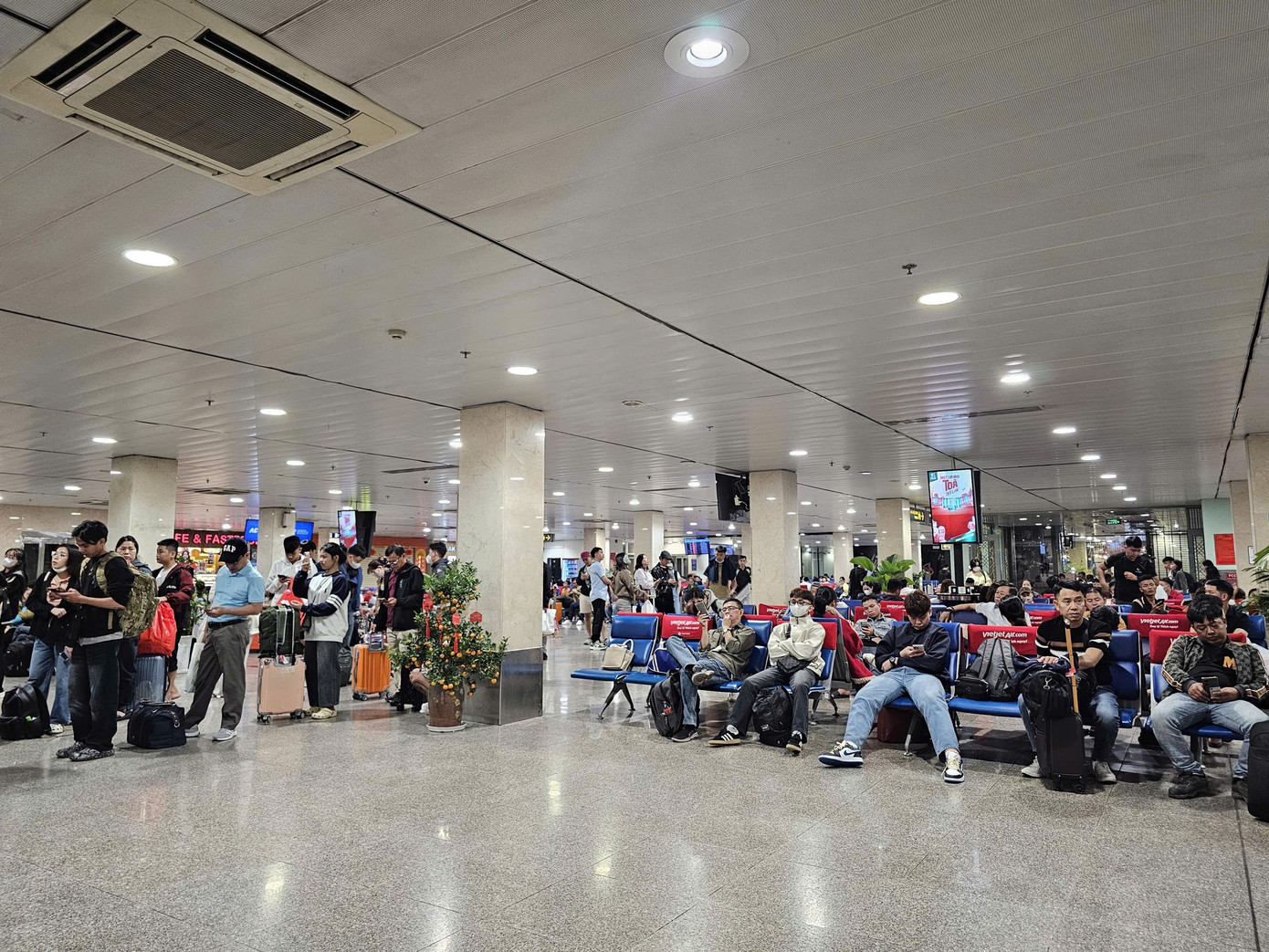 H&agrave;nh kh&aacute;ch xuy&ecirc;n đ&ecirc;m tại s&acirc;n bay T&acirc;n Sơn Nhất- Ảnh 9.