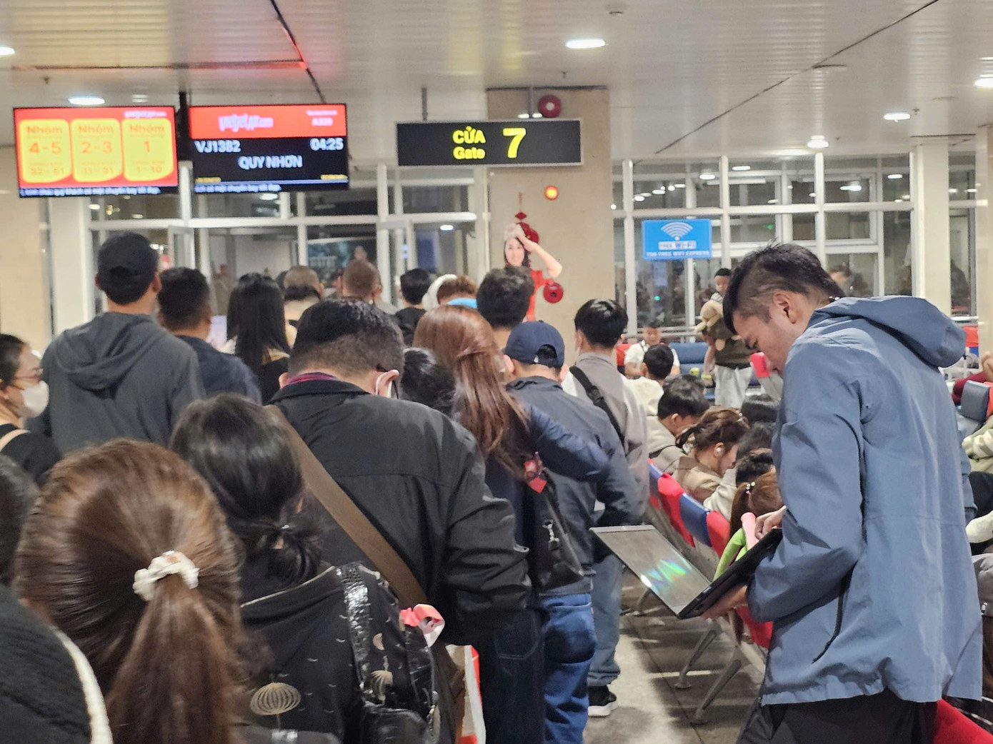 H&agrave;nh kh&aacute;ch xuy&ecirc;n đ&ecirc;m tại s&acirc;n bay T&acirc;n Sơn Nhất ng&agrave;y cận Tết- Ảnh 7.