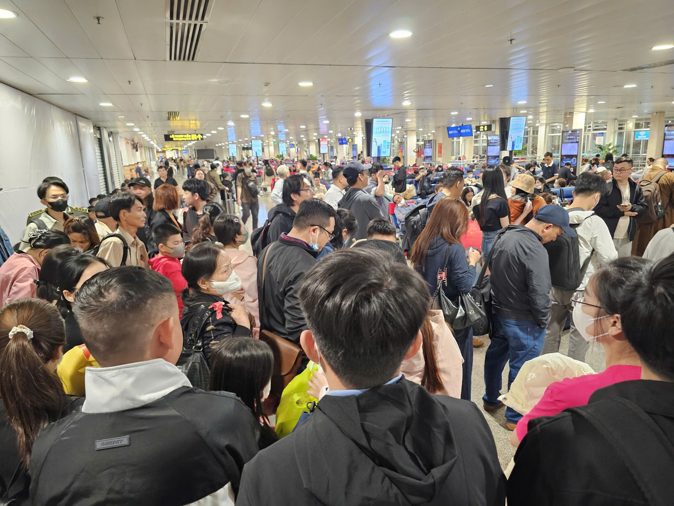 H&agrave;nh kh&aacute;ch xuy&ecirc;n đ&ecirc;m tại s&acirc;n bay T&acirc;n Sơn Nhất ng&agrave;y cận Tết- Ảnh 5.