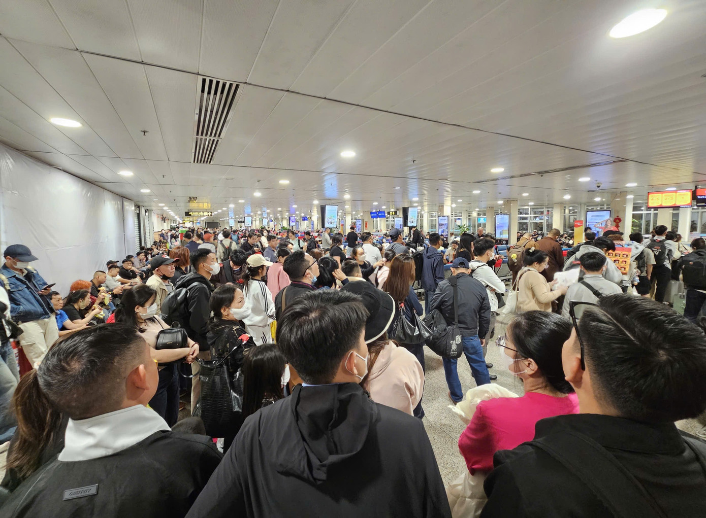 H&agrave;nh kh&aacute;ch xuy&ecirc;n đ&ecirc;m tại s&acirc;n bay T&acirc;n Sơn Nhất- Ảnh 1.