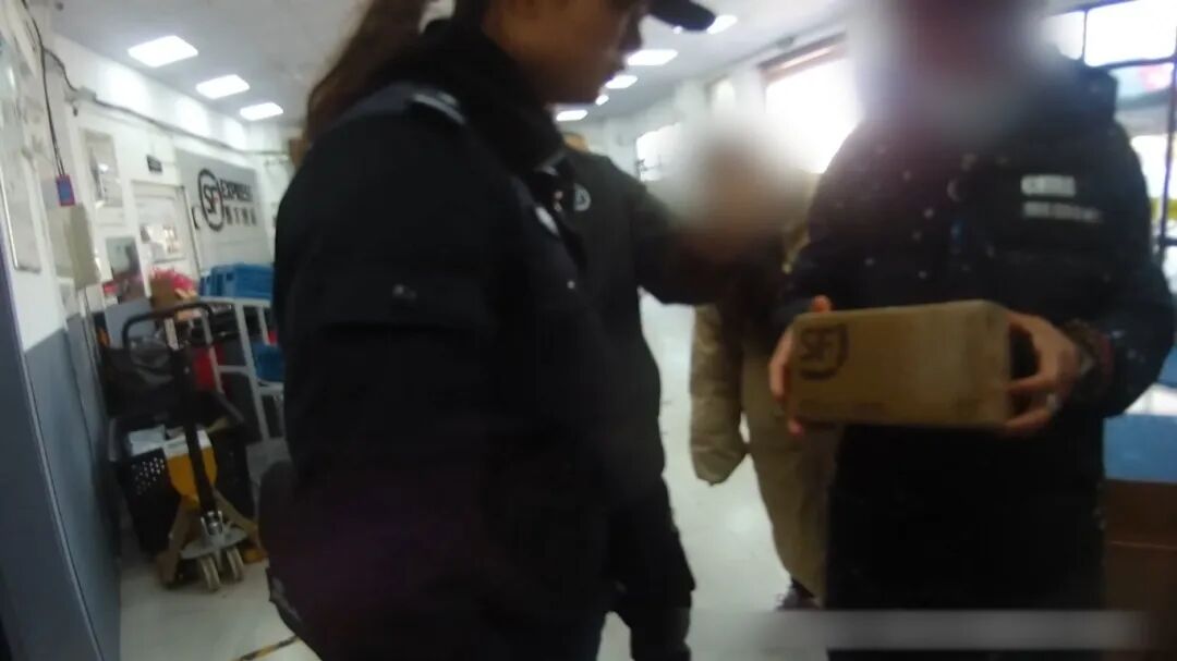 Ph&aacute;t hiện 6 thỏi v&agrave;ng trị gi&aacute; 860 triệu đồng trong g&oacute;i h&agrave;ng ship, c&ocirc;ng an sử dụng nhiều biện ph&aacute;p nghiệp vụ v&agrave;o cuộc- Ảnh 3.