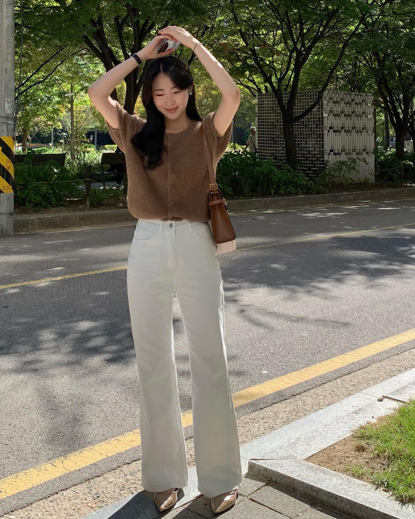 Quần jeans trắng đang hot trở lại và 4 cách mặc trẻ trung, đậm chất nữ tính- Ảnh 2. Quần jeans trắng đang hot trở lại và 4 cách mặc trẻ trung, đậm chất nữ tính- Ảnh 2.