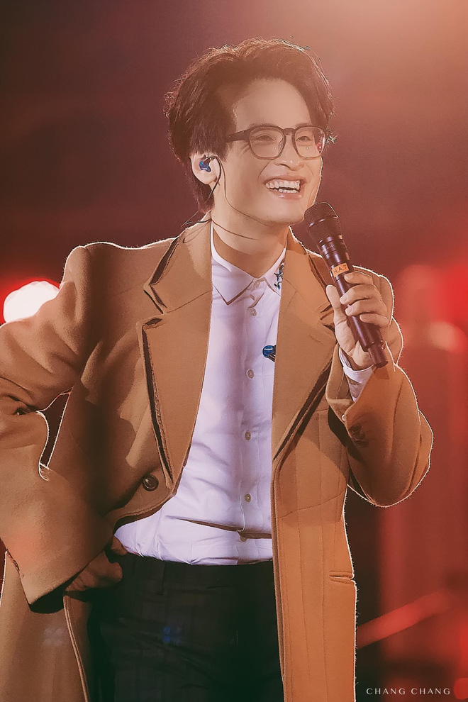 1 ca sĩ Việt c&oacute; mức c&aacute;t-s&ecirc; chạm mức 1,5 tỷ đồng/show, h&aacute;t 2-3 b&agrave;i: Học vấn cũng đỉnh n&oacute;c kịch trần- Ảnh 2.