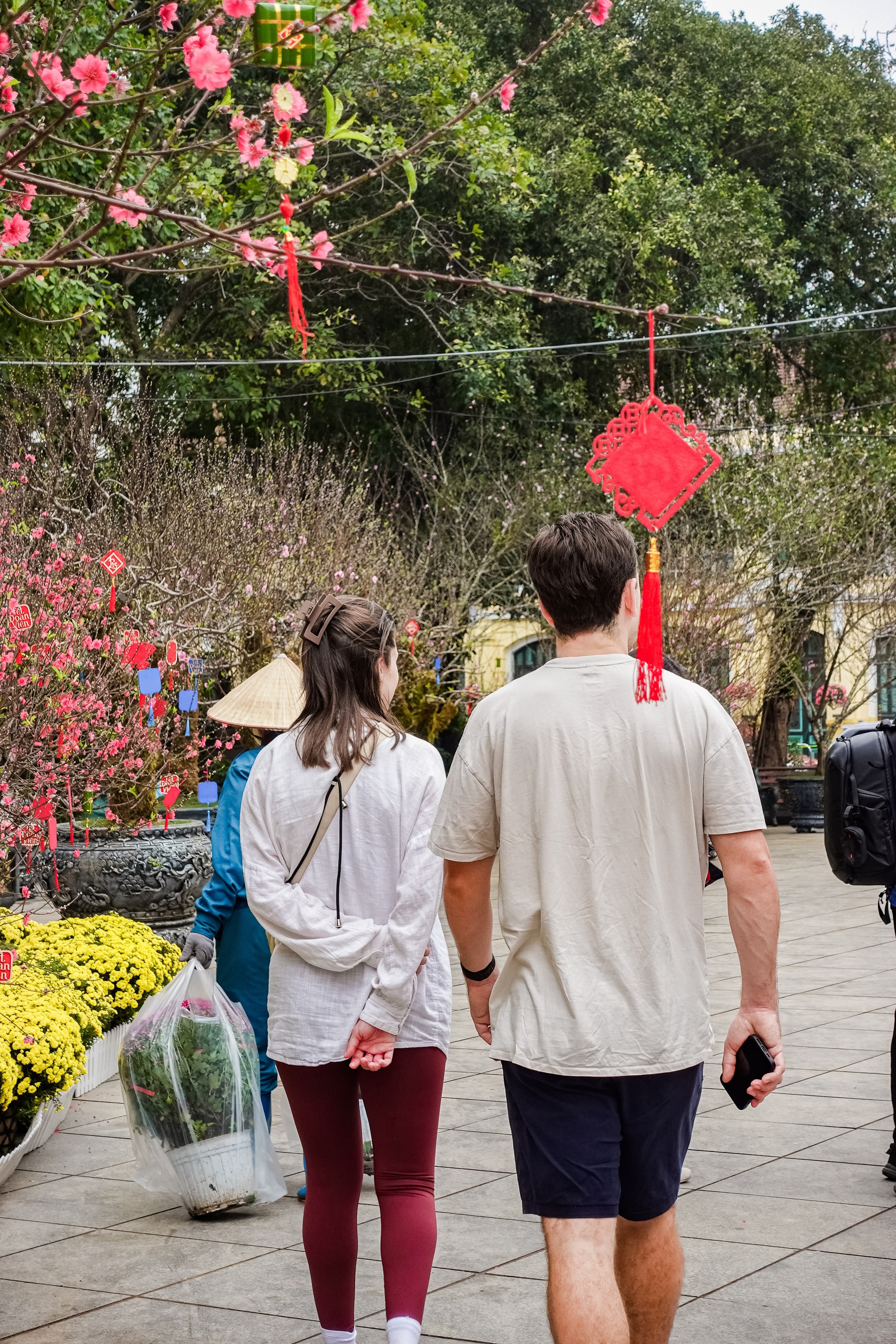 Kh&aacute;ch T&acirc;y ngỡ ng&agrave;ng trước vườn đ&agrave;o lớn chưa từng c&oacute; nằm ngay giữa trung t&acirc;m H&agrave; Nội- Ảnh 5.