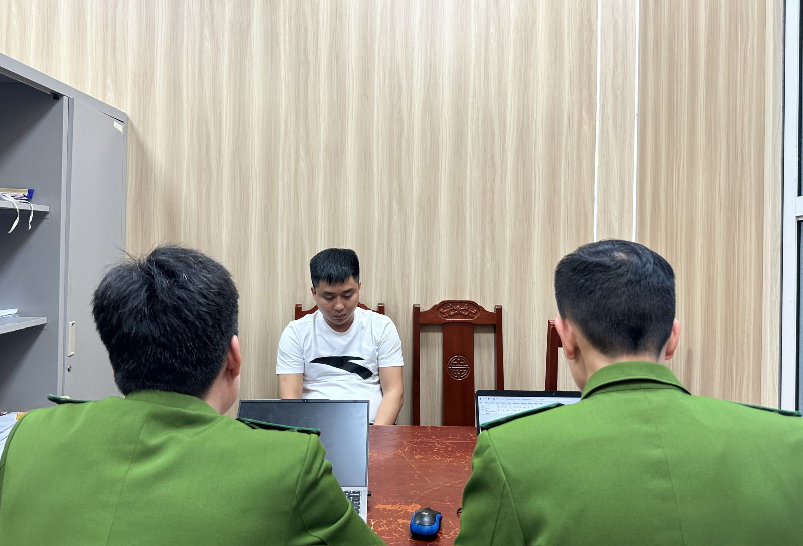 Ph&aacute;t hiện 2 c&aacute; thể hổ cấp đ&ocirc;ng trong hầm một ng&ocirc;i nh&agrave; ở Thanh H&oacute;a: B&iacute; mật sau c&aacute;nh cửa sắt khiến nhiều người r&ugrave;ng m&igrave;nh- Ảnh 4.