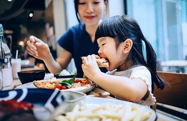 Trẻ sau n&agrave;y c&oacute; th&agrave;nh đạt hay kh&ocirc;ng, nh&igrave;n c&aacute;ch ăn uống cũng c&oacute; thể đo&aacute;n ra: Tuyệt đối đừng xem nhẹ!- Ảnh 1.